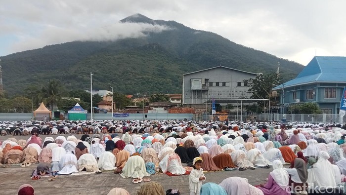 Ribuan jemaah mengikuti salat Idul Adha di Pelabuhan Laut Larantuka, Kelurahan Lokea, Kecamatan Larantuka, Flores Timur, NTT, Jumat (6/6/2025). (Foto: Yurgo Purab/detikBali)
