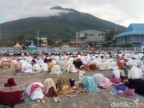 Khidmat Salat Idul Adha di Pelabuhan Laut Larantuka