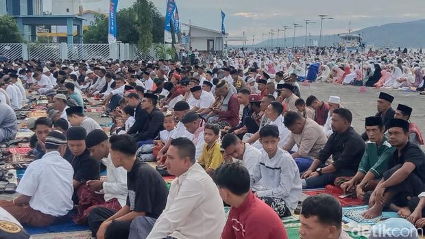 Ribuan jemaah mengikuti salat Idul Adha di Pelabuhan Laut Larantuka, Kelurahan Lokea, Kecamatan Larantuka, Flores Timur, NTT, Jumat (6/6/2025). (Foto: Yurgo Purab/detikBali)
