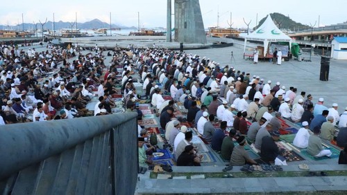 Ribuan umat muslim melaksanakan salat Idul Adha di kawasan Waterfront City Labuan Bajo, Manggarai Barat, NTT, Jumat (6/6/2025) (Dok. PHBI Manggarai Barat)