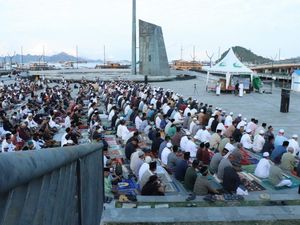 Ribuan Umat Islam Salat Idul Adha di Tepi Laut Labuan Bajo