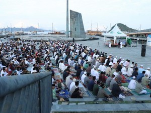 Ribuan Umat Islam Salat Idul Adha di Tepi Laut Labuan Bajo