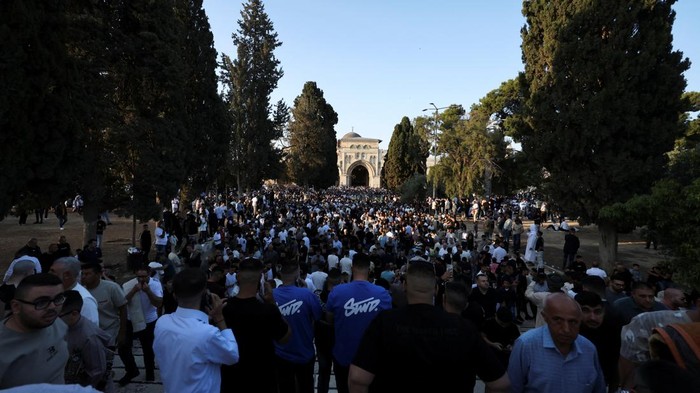 Ribuan Umat Padati Al-Aqsa, Rayakan Idul Adha di Tengah Ketegangan Palestinians pray on the first day of the Muslim holiday of Eid al-Adha on the Al-Aqsa compound, also known to Jews as the Temple Mount, in Jerusalem's Old City June 6, 2025. REUTERS/Ammar Awad REFILE - QUALITY REPEAT TPX IMAGES OF THE DAY