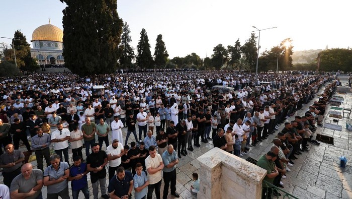 Palestinians pray on the first day of the Muslim holiday of Eid al-Adha on the Al-Aqsa compound, also known to Jews as the Temple Mount, in Jerusalems Old City June 6, 2025. REUTERS/Ammar Awad   REFILE - QUALITY REPEAT     TPX IMAGES OF THE DAY