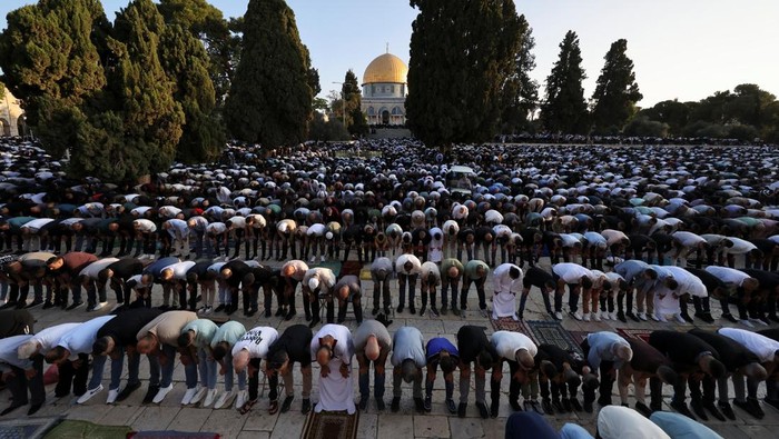 Palestinians pray on the first day of the Muslim holiday of Eid al-Adha on the Al-Aqsa compound, also known to Jews as the Temple Mount, in Jerusalems Old City June 6, 2025. REUTERS/Ammar Awad   REFILE - QUALITY REPEAT     TPX IMAGES OF THE DAY