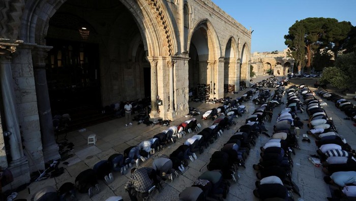 Palestinians pray on the first day of the Muslim holiday of Eid al-Adha on the Al-Aqsa compound, also known to Jews as the Temple Mount, in Jerusalems Old City June 6, 2025. REUTERS/Ammar Awad   REFILE - QUALITY REPEAT     TPX IMAGES OF THE DAY