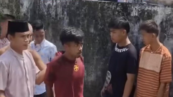 Salah satu pelaku pencurian atap seng gudang di Palembang saat diamankan warga.