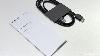 Dalam paket penjualannya hanya menyertakan kertas petunjuk dan kabel USB-C. Foto: Adi Fida Rahman/detikINET