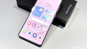 Proteksi layar depan dipercayakan pada Corning Gorilla Glass Ceramic 2, yang diklaim tidak hanya lebih tahan banting tetapi juga mampu mengurangi pantulan cahaya. Sementara itu, bagian belakang dilapisi Gorilla Glass Victus 2, menambah kesan premium sekaligus memberikan ketahanan ekstra. Foto: Adi Fida Rahman/detikINET