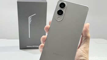 Di sektor performa, Samsung Galaxy S25 Edge ditenagai oleh chipset terbaru, Snapdragon 8 Elite for Galaxy. Chipset ini dirancang khusus untuk menawarkan performa superior, siap menangani multitasking berat, gaming intensif, hingga aplikasi yang menuntut sumber daya tinggi. Foto: Adi Fida Rahman/detikINET