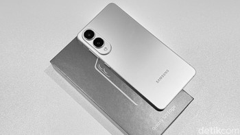 Varian yang Diunboxing adalah Titanium Silver. Foto: Adi Fida Rahman/detikINET