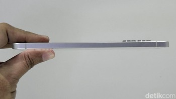 Samsung tidak main-main soal durabilitas. Hal ini dibuktikan dengan membalut bingkai Galaxy S25 Edge menggunakan material titanium yang dikenal kuat dan tahan goresan. Foto: Adi Fida Rahman/detikINET