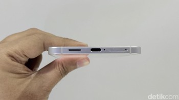 Salah satu kompromi dari desain super tipis adalah kapasitas baterai yang diusungnya, yakni 3.900 mAh. Kapasitas ini memang lebih kecil jika dibandingkan saudaranya, Galaxy S25 Plus (4.900 mAh) dan S25 Ultra (5.000 mAh). Meski demikian, Samsung mengklaim bahwa efisiensi baterai telah ditingkatkan berkat penggunaan chipset baru yang lebih hemat daya. Galaxy S25 Edge mendukung pengisian cepat kabel 25W, pengisian nirkabel (wireless charging), dan kemampuan reverse wireless charging untuk mengisi daya perangkat lain. Foto: Adi Fida Rahman/detikINET