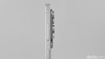 Mengusung filosofi desain yang ramping dan elegan, Galaxy S25 Edge hadir dengan ketebalan hanya 5,85 mm. Angka ini menjadikannya salah satu smartphone paling tipis di kelasnya, dengan bobot yang juga ringan, hanya 163 gram. Foto: Adi Fida Rahman/detikINET