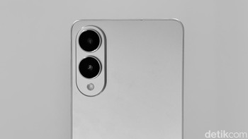 Meski hanya mengusung konfigurasi dual-camera di bagian belakang, Samsung Galaxy S25 Edge menjanjikan kualitas fotografi yang mumpuni. Kamera utamanya memiliki resolusi impresif 200 MP dengan bukaan f/1.7 dan dilengkapi Optical Image Stabilization (OIS), mampu menghasilkan foto yang tajam dengan detail tinggi, bahkan dalam kondisi minim cahaya. Kamera kedua adalah lensa ultrawide 12 MP (f/2.2) dengan sudut pandang 120 derajat, ideal untuk menangkap pemandangan luas atau foto grup. Untuk kebutuhan selfie dan video call, terdapat kamera depan 12 MP (f/2.2). Menariknya, baik kamera depan maupun belakang mendukung perekaman video LOG hingga resolusi 4K. Foto: Adi Fida Rahman/detikINET