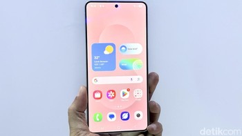 Galaxy S25 Edge memamerkan layar Dynamic AMOLED 2X seluas 6,7 inch. Resolusi yang ditawarkan adalah Quad HD+ (3120 x 1440 piksel), menjanjikan tampilan yang sangat tajam dan detail. Layar ini juga mendukung refresh rate adaptif dari 1 Hz hingga 120 Hz, memastikan pengalaman visual yang mulus, baik saat scrolling media sosial maupun menikmati konten game. Foto: Adi Fida Rahman/detikINET