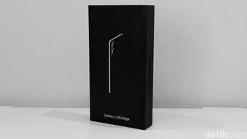 Beginilah kotak kemasan Samsung Galaxy S25 Edge. Gambar di bagian depan kotaknys menonjolkan ketipisan HP ini. Foto: Adi Fida Rahman/detikINET