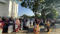 Selain itu juga ada petugas dan relawan yang siaga untuk menjaga ketertiban di lokasi.