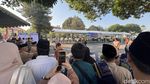 Antusias Warga Melihat Sapi Presiden Prabowo di Masjid Al Akbar Surabaya