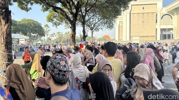 Antusias Warga Melihat Sapi Presiden Prabowo di Masjid Al Akbar Surabaya