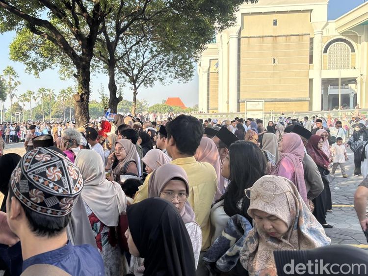 Antusias Warga Melihat Sapi Presiden Prabowo di Masjid Al Akbar Surabaya