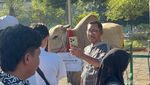 Antusias Warga Melihat Sapi Presiden Prabowo di Masjid Al Akbar Surabaya