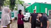 Setelah mendatangi kandangnya secara langsung, Sonny Septian dan Fairuz A. Rafiq menemukan yang cocok. Sapi berwarna hitam itu dinamakan Kahfi. Foto: YouTube Sonfai Family
