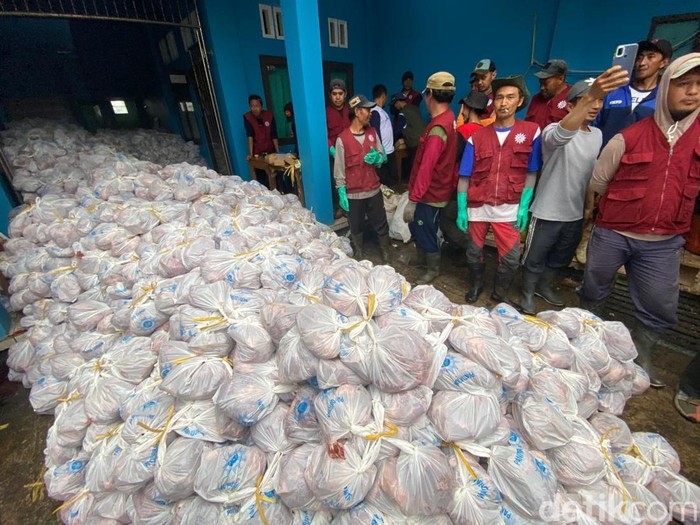 Sebanyak 344 ekor hewan kurban disembelih serentak di Dusun Krajan, Banjarnegara. Dagingnya pun terlihat menumpuk memenuhi aula Madrasah Diniyah Muhammadiyah Batur, Jumat (6/6/2025).