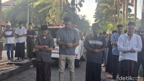 Sejumlah warga negara asing (WNA) mengikuti salat Idul Adha di Lapangan Tibubeneng, Canggu, Kuta Utara, Badung, Bali, Jumat (6/6/2025). (Foto: Fabiola Dianira/detikBali)
