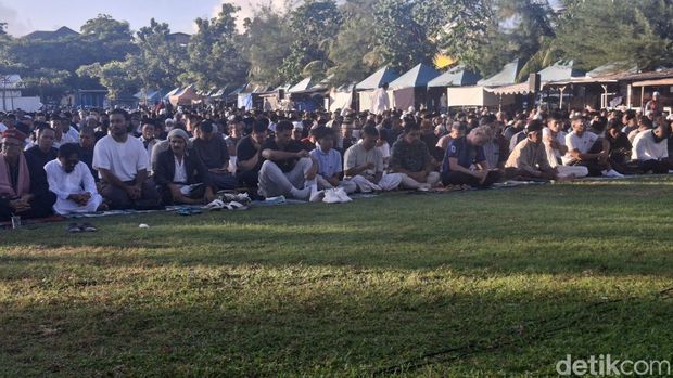 Sekitar 5.000 jemaah mengikuti salat Idul Adha di Lapangan Tibubeneng, Canggu, Kuta Utara, Badung, Bali, Jumat (6/6/2025). (Foto: Fabiola Dianira/detikBali)
