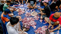 Saat menyembelih hewan kurban, kita disunnahkan untuk melakukan dengan memakai alat potong yang tajam untuk memudahkan penyembelihan.