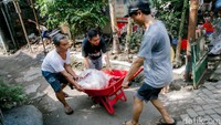 Sejumlah hewan kurban disembelih di lokasi ini mulai dari kambing, sapi hingga kerbau.