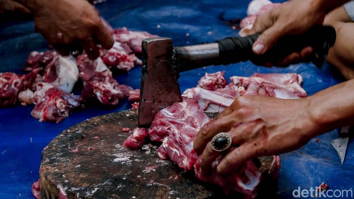 Warga menyembelih hewan kurban saat Idul Adha 1446 H di kawasan Kebon Melati, Jakarta, Jumat (6/6/2025). Hewan kurban kambing, sapi hingga kerbau disembelih usai umat muslim melaksanakan Salat Hari Raya Idul Adha 1446 H.
