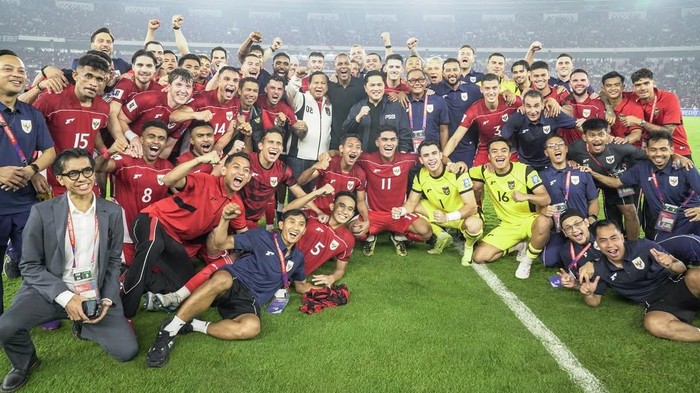 Presiden Prabowo semringah Timnas Indonesia mengalahkan China di SUGBK, Jakarta, Kamis (5/6/2025), dalam lanjutan kualifikasi Piala Dunia. Hasil ini menjaga asa ke Pilada Dunia.