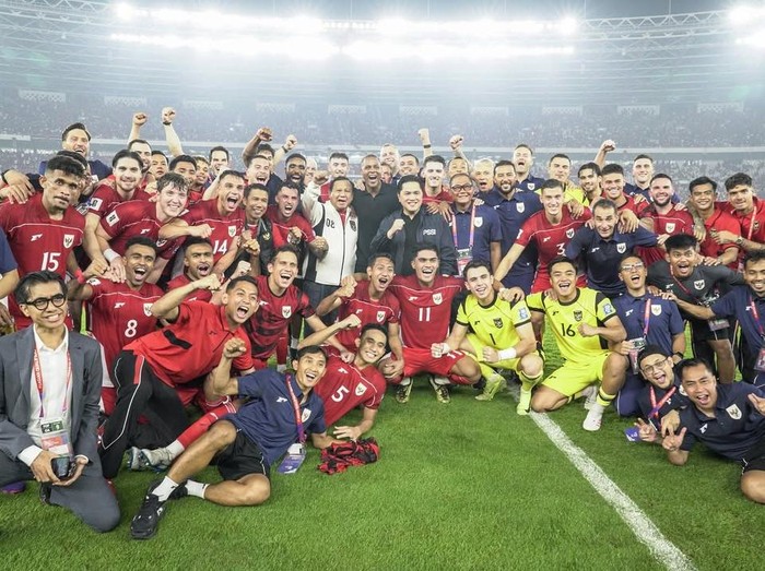 Presiden Prabowo semringah Timnas Indonesia mengalahkan China di SUGBK, Jakarta, Kamis (5/6/2025), dalam lanjutan kualifikasi Piala Dunia. Hasil ini menjaga asa ke Pilada Dunia.