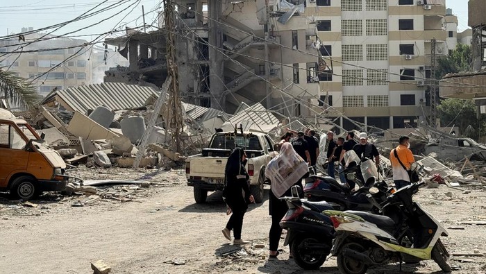 Serangan Udara Israel Hantam Lebanon, Ribuan Warga Mengungsi Saat Idul Adha A man stands next to rubble at a damaged site in the aftermath of Israeli strikes, in Beirut's southern suburbs, Lebanon June 6, 2025. REUTERS/Ali Hankir TPX IMAGES OF THE DAY