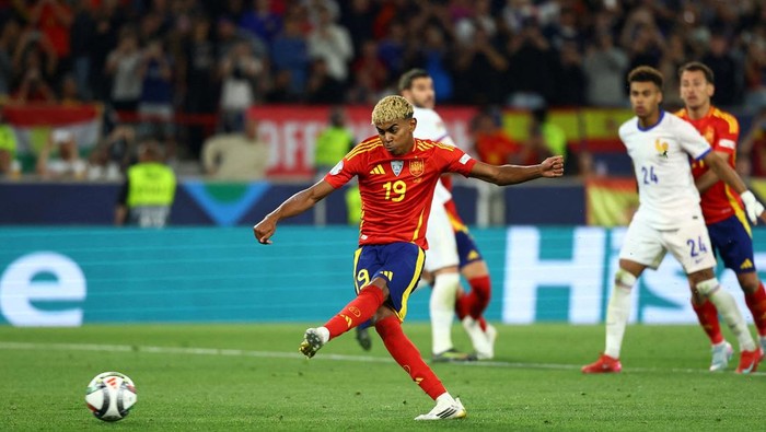 Soccer Football - Nations League - Semi Final - Spain v France - MHPArena, Stuttgart, Germany - June 5, 2025 Spains Lamine Yamal scores their third goal from the penalty spot REUTERS/Kai Pfaffenbach     TPX IMAGES OF THE DAY