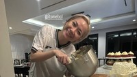 Bunga Citra Lestari atau akrab disapa BCL terkenal dengan hobi masaknya. Pelantun Cinta Sejati ini sering membuat hidangan tradisional hingga cupcake menggugah selera. Foto: Instagram itsmebcl/bumiaw/tikoaryawardhana