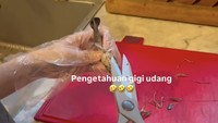 BCL bahkan telaten membersihkan udang sendiri. Ia memastikan udangnya bebas kotoran sebelum dimasak. Foto: Instagram itsmebcl/bumiaw/tikoaryawardhana