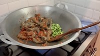 Penampakan udang sambal pete yang dimasak BCL benar-benar bikin ngiler! Ia terbiasa masak porsi banyak untuk dibagikan ke teman-temannya juga. Foto: Instagram itsmebcl/bumiaw/tikoaryawardhana
