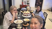 Begini momen akrab BCL makan bareng sahabatnya saat malam takbiran Idul Adha. Mereka menyantap makanan yang disiapkan sang penyanyi. Foto: Instagram itsmebcl/bumiaw/tikoaryawardhana