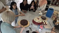Keluarga dan kerabat BCL semangat menyantap hidangan spesial yang telah dibuatnya. Wah, kira-kira pada suka yang mana ya? Foto: Instagram itsmebcl/bumiaw/tikoaryawardhana