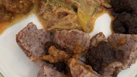 Tak lengkap rasanya bagi BCL jika tak masak hidangan utama buat Idul Adha. Ia juga menyiapkan rendang paru dan asam pade uni. Lamak bana! Foto: Instagram itsmebcl/bumiaw/tikoaryawardhana