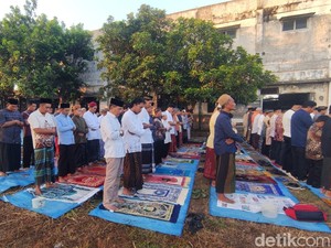 Korban Lumpur Sidoarjo Salat Idul Adha di Tepi Tanggul