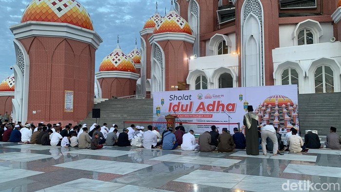 Suasana Masjid 99 Kubah Makassar menjelang salat Idul Adha.