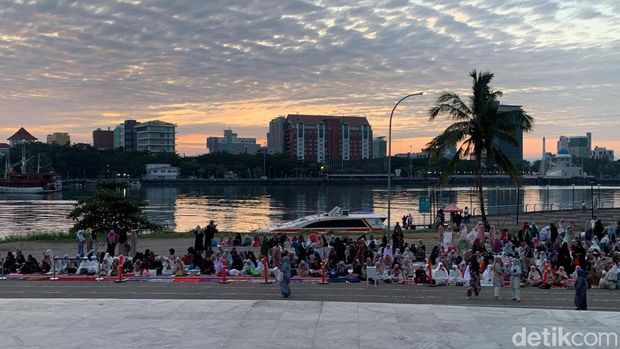 Suasana Masjid 99 Kubah Makassar menjelang salat Idul Adha.