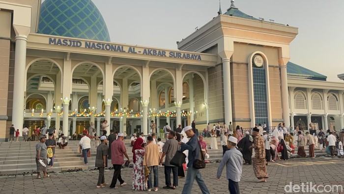 Suasana salat Id di Masjid Al Akbar