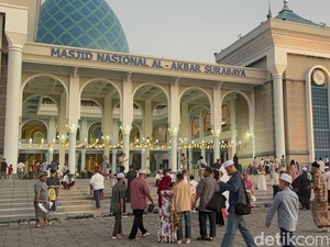 Ribuan Jemaah Khusyuk Salat Idul Adha di Masjid Al Akbar Surabaya