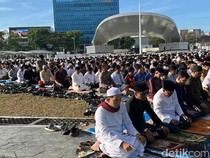 Ribuan Warga Salat Idul Adha di Lapangan Merdeka Medan