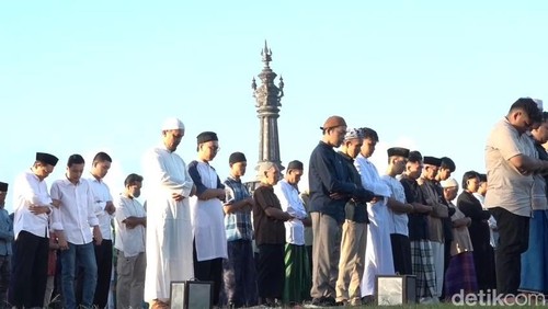 Suasana salat Idul Adha di Lapangan Niti Mandala Renon, Denpasar, Bali, Jumat (6/6/2025). (Foto: Aryo Mahendro/detikBali)